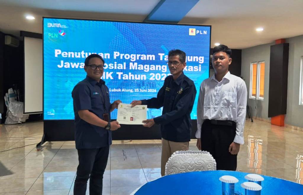 Manajer UPDL Padang, Zaki Yamani Kertapati bersama MIZRA, M.Pd, Wakil Kepala Bidang Humas/Industri SMKN 1 Padang, dalam penutupan pelaksanaan magang di kantor PT PLN (Persero) UPDL Padang, Selasa 25 J