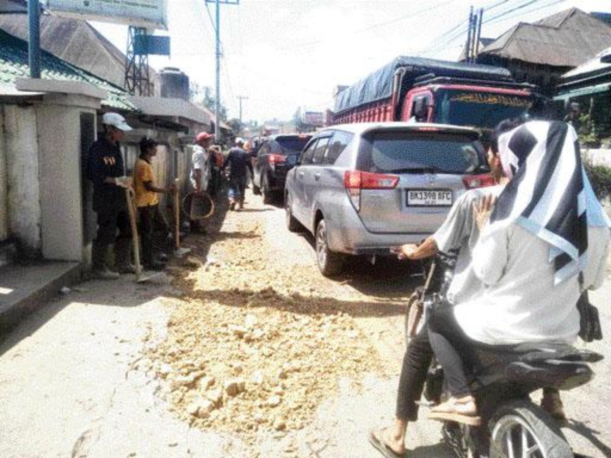 PENANGANAN SEMENTARA: Dinas Bina Marga Cipta Karya dan Tata Ruang (BMCKTR) Sumbar lakukan perbaikan di ruas jalan Padanglua-Simpang Malalak, Kabupaten Agam, sejak Senin (24/6) lalu.(DOK.DINAS BMCKTR)
