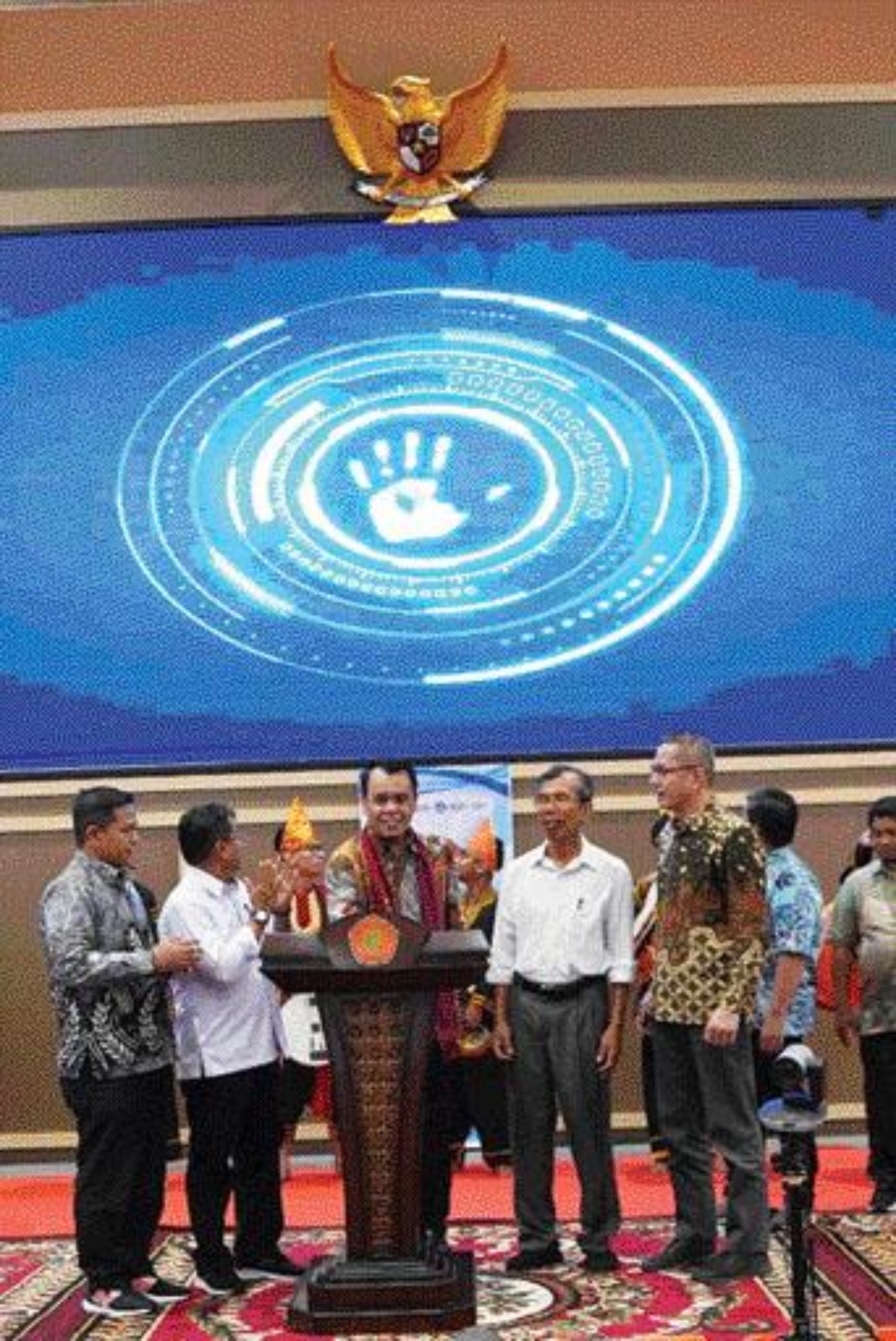 LAUNCHING: Sekretaris Ditjen Perguruan Tinggi Vokasi Saryadi disaksikan Direktur PNP Dr Surfa Yondri dan lainnya ketika launching PNP sebagai PTN PK BLU.DOKUMENTASI PNP)