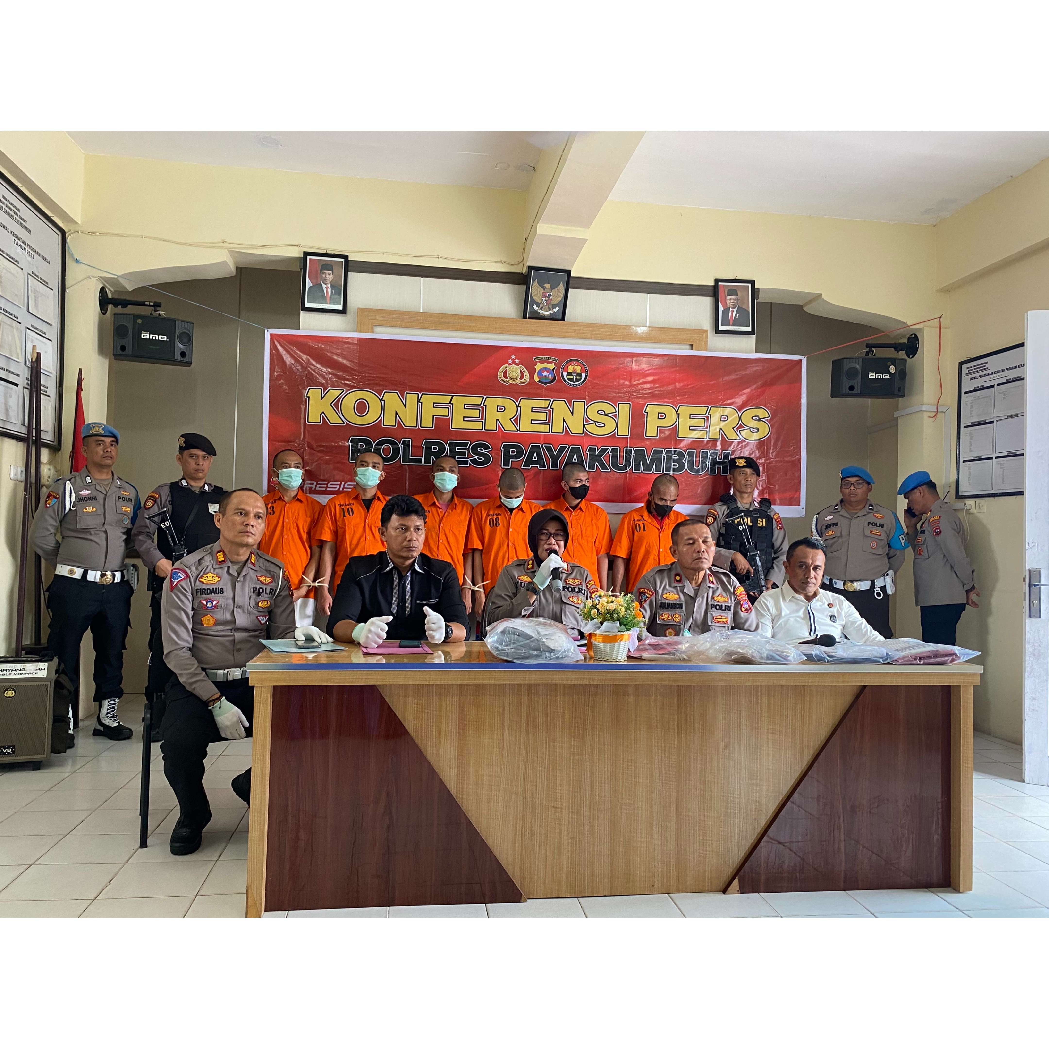 EKSPOS: Kapolres Payakumbuh AKBP Wahyuni Sri Lestari memperlihatkan barang bukti hasil tangkapan Polres Payakumbuh selama semester satu kemarin (26/6). (SY RIDWAN/PADEK)