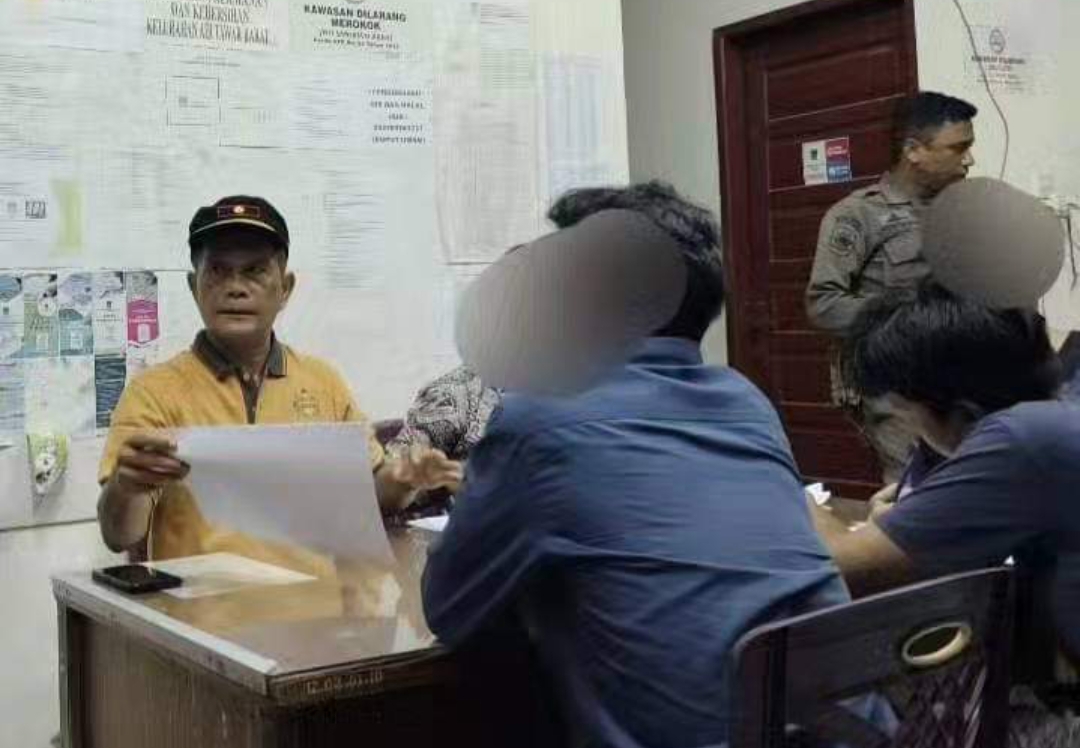 Petugas Satpol PP Padang memberikan pembinaan orang yang buang sampah sembarang. (Foto: Humas)