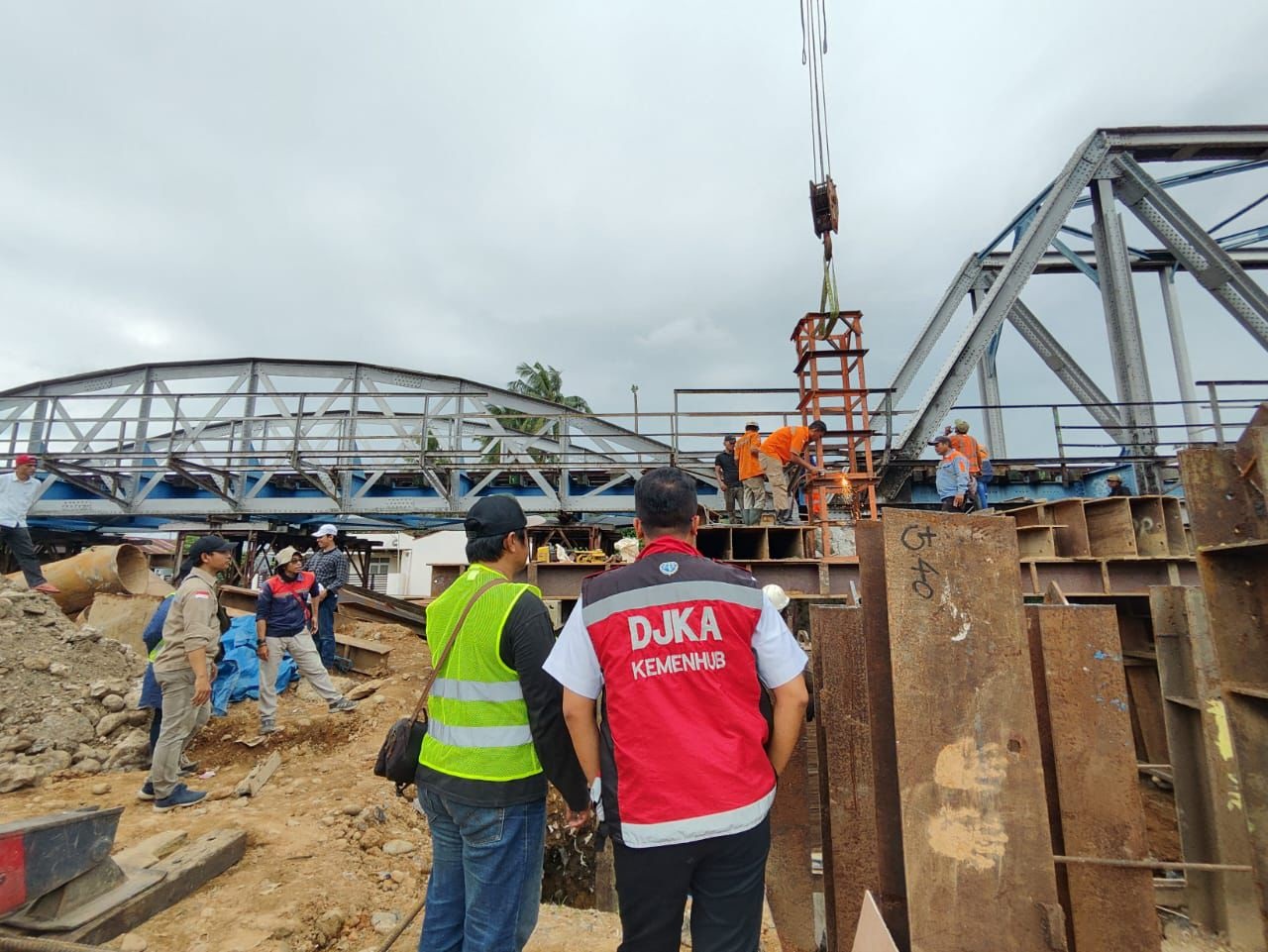Petugas dari BTP Padang melakukan pengecekan rencana peningkatan lima jembatan KA lintas Lubukalung-Kayutanam, kemarin. (DOKUMEN BTP PADANG)