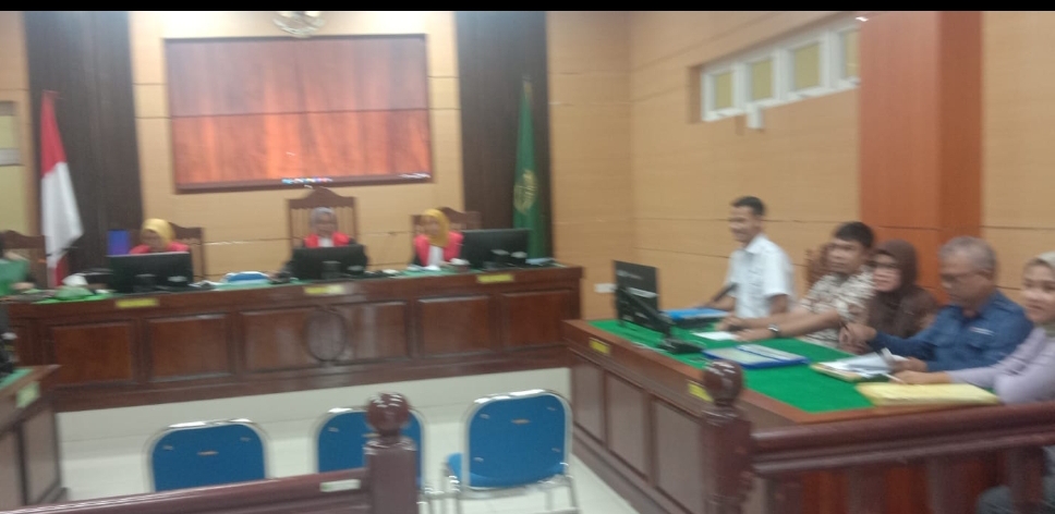 Sidang gugatan ganti rugi Jalan Tol Padang-Sicincin pada tiga Nomor Induk Sementara (NIS) antara PT. Zulia Mentawai dengan Pejabat Pengadaan Jalan Tol di PN Pariaman beberapa waktu lalu. (Aris/ Padek)