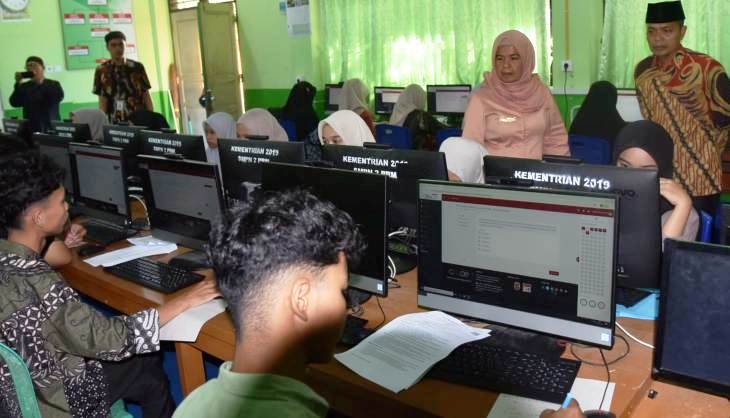 Sebanyak 93 orang warga Kota Pariaman mengikuti ujian masuk Telkom University (Tel U) Bandung pada program Satu Keluarga Satu Sarjana (Saga Saja) 2024.