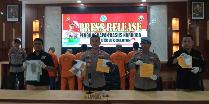 Kapolres Solsel AKBP Arief Mukti Surya Adhi Sabhara bersama jajaran Satnarkoba dan Kasi Humas saat Press Release di Mako Polres Solsel di Golden Arm. (ARDI/PADANG EKSPRES)