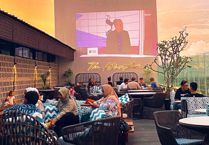 Suasana intim di The Atmophere SkyLounge Hotel Santika Premiere Padang di lantai 10, kombinasi Fine Dining dan Outdoor Relaxing Bar. (Humas Santika Padang)