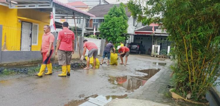 Warga Kompleks Permata Surau Gadang RT 07/01 Kelurahan Surau Gadang, Kecamatan Nanggalo, bagoro Minggu lalu. (FITRA MULIA)