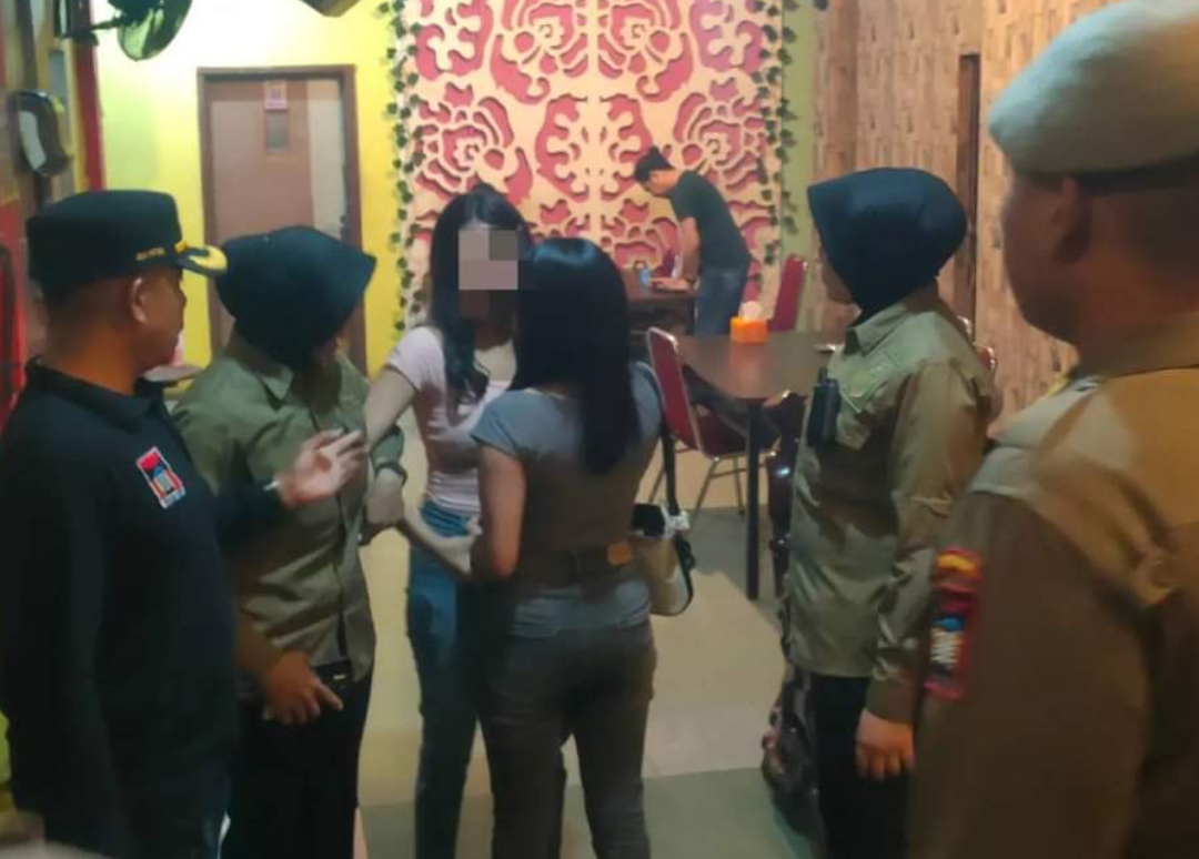Satpol PP Padang operasi yustisi di salah satu di lokasi pada Minggu (30/6/2024) dini hari.(Foto: Humas Satpol PP Padang)