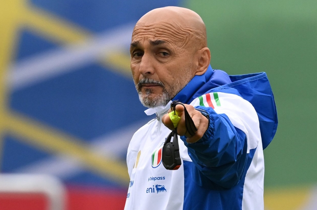 Luciano Spalletti dipastikan tetap menjadi pelatih kepala tim nasional Italia, meskipun timnya tampil mengecewakan dan tersingkir di babak 16 besar Euro 2024. (Foto: X @Azzurri_En)