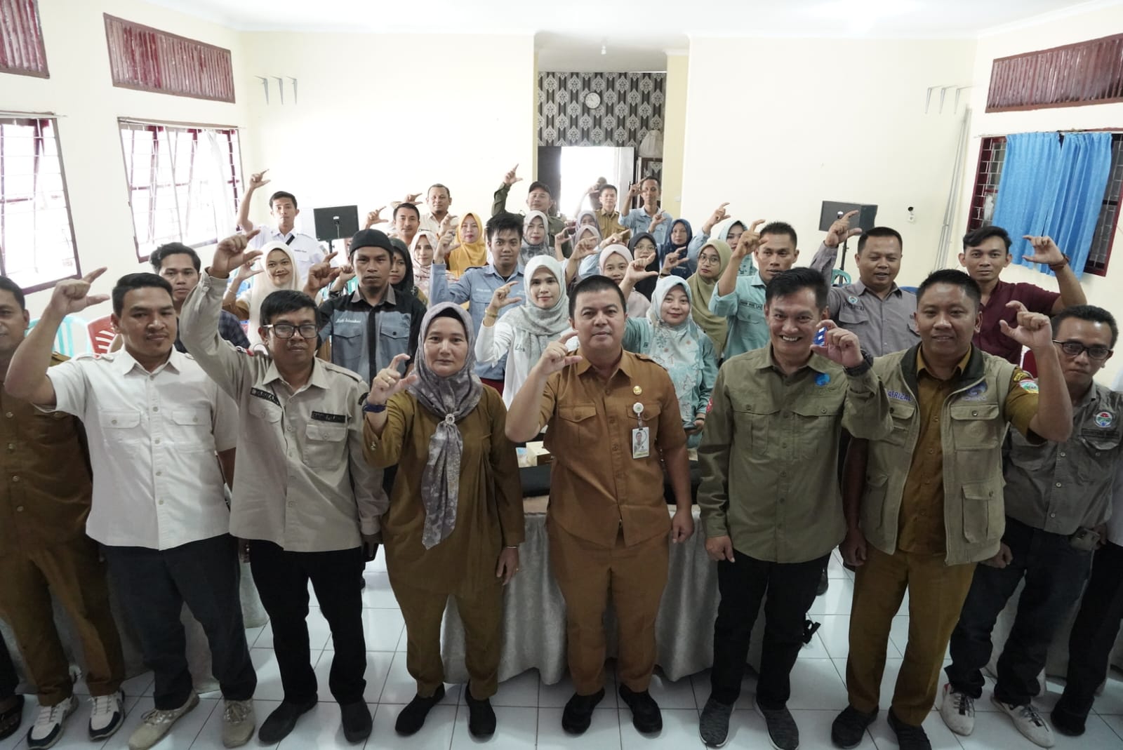 KOMPAK: Salam semangat jajaran Dinas Kominfo Solok Selatan usai menggelar kegiatan keterbukaan informasi kepada nagari dan pemerintah kecamatan.(KOMINFO UNTUK PADEK)