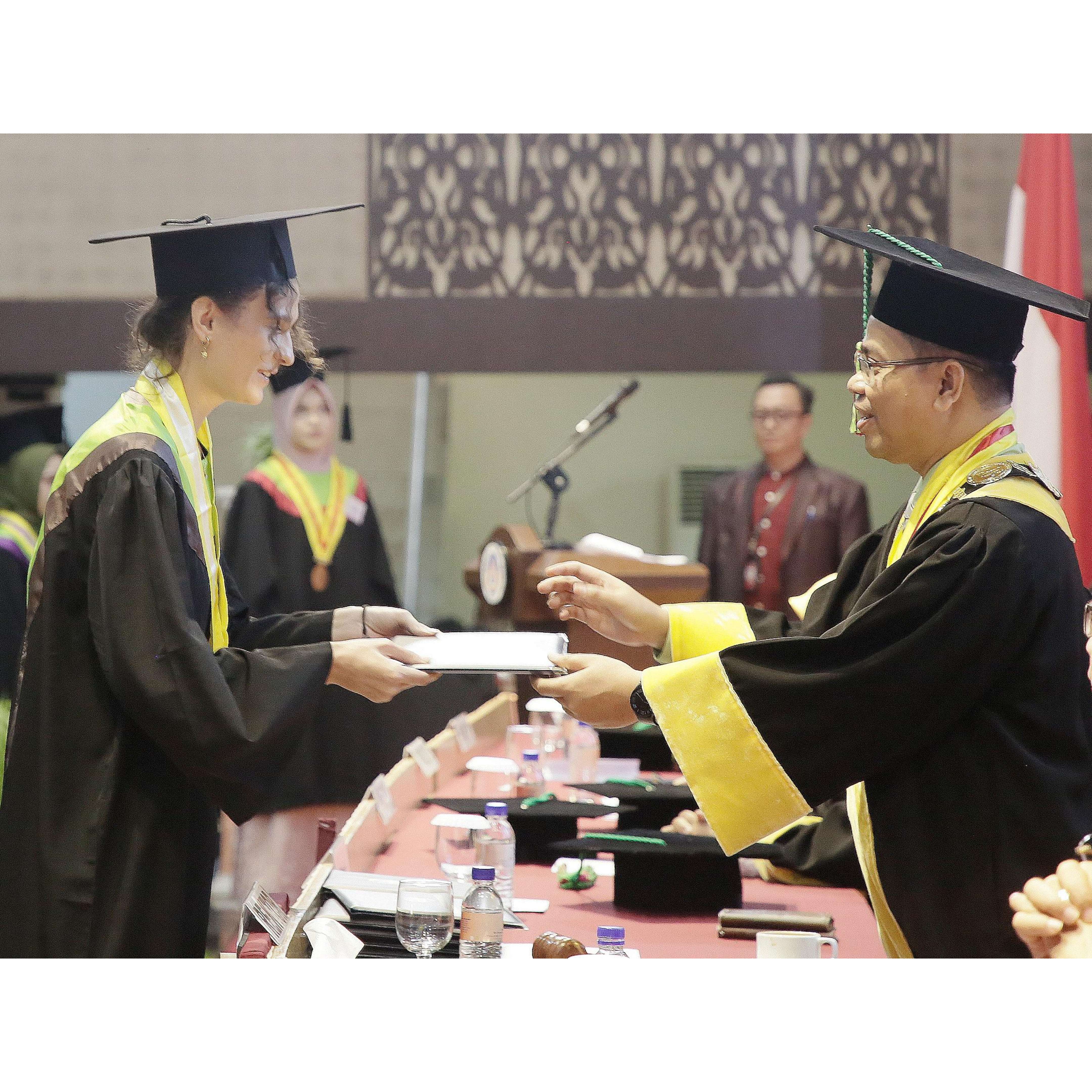 SERAHKAN IJAZAH: Rektor UNP Krismadinata Ph.D menyerahkan ijazah kepada Anastasiia Marakhina pada Wisuda Ke-135 Periode Juni 2024 di Auditorium UNP kemarin.(HUMAS UNP)