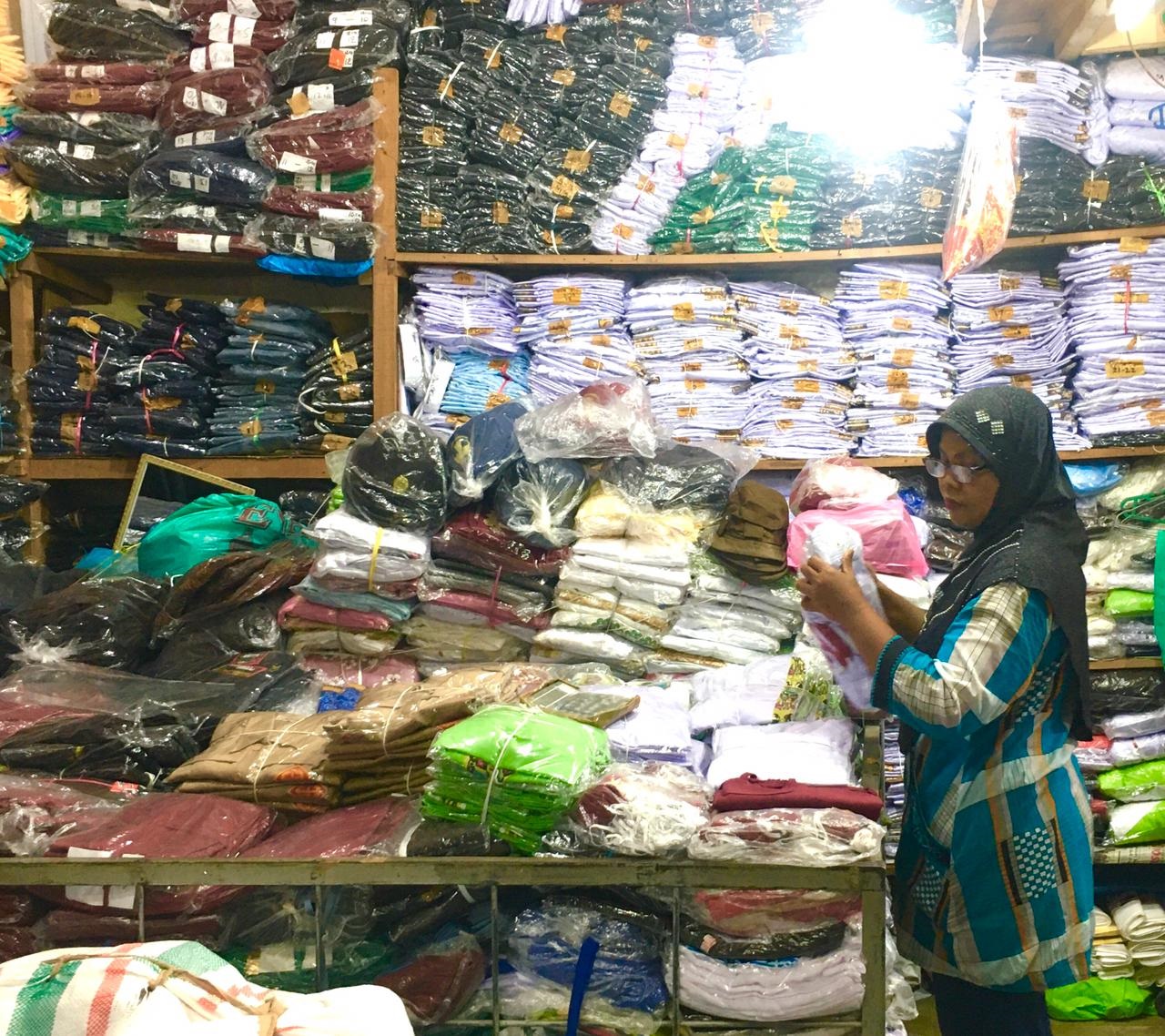 Salah seorang pedagang seragam sekolah di Pasar Raya Padang sedang menunggu pembeli, kemarin. (SILVINA/PADEK)