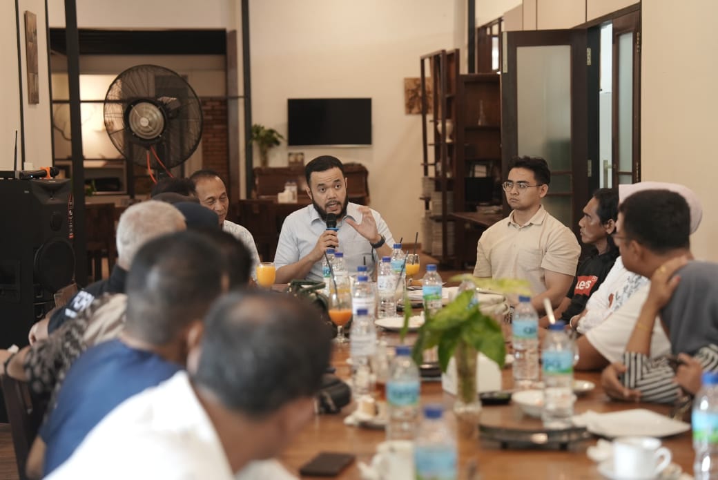 Fadly Amran pertemuan dengan Forum Komunikasi Artis dan Seniman Minang (FORKASSMI) di Suasso Restaurant N Cafe, Senin (1/7/2024). (Foto: IST)