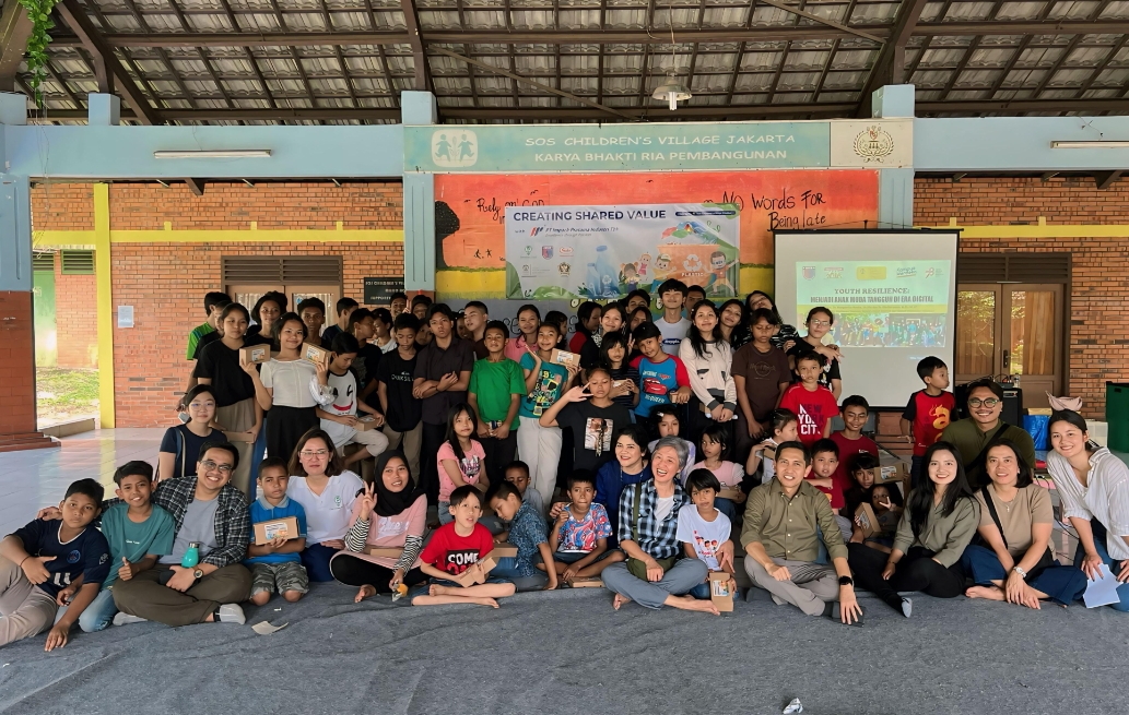Dosen SKSG UI bersama anak-anak muda saat pengabdian masyarakat di SOS Children&rsquo;s Village Cibubur Jakarta, Selasa (2/7/2034). (Foto: IST)