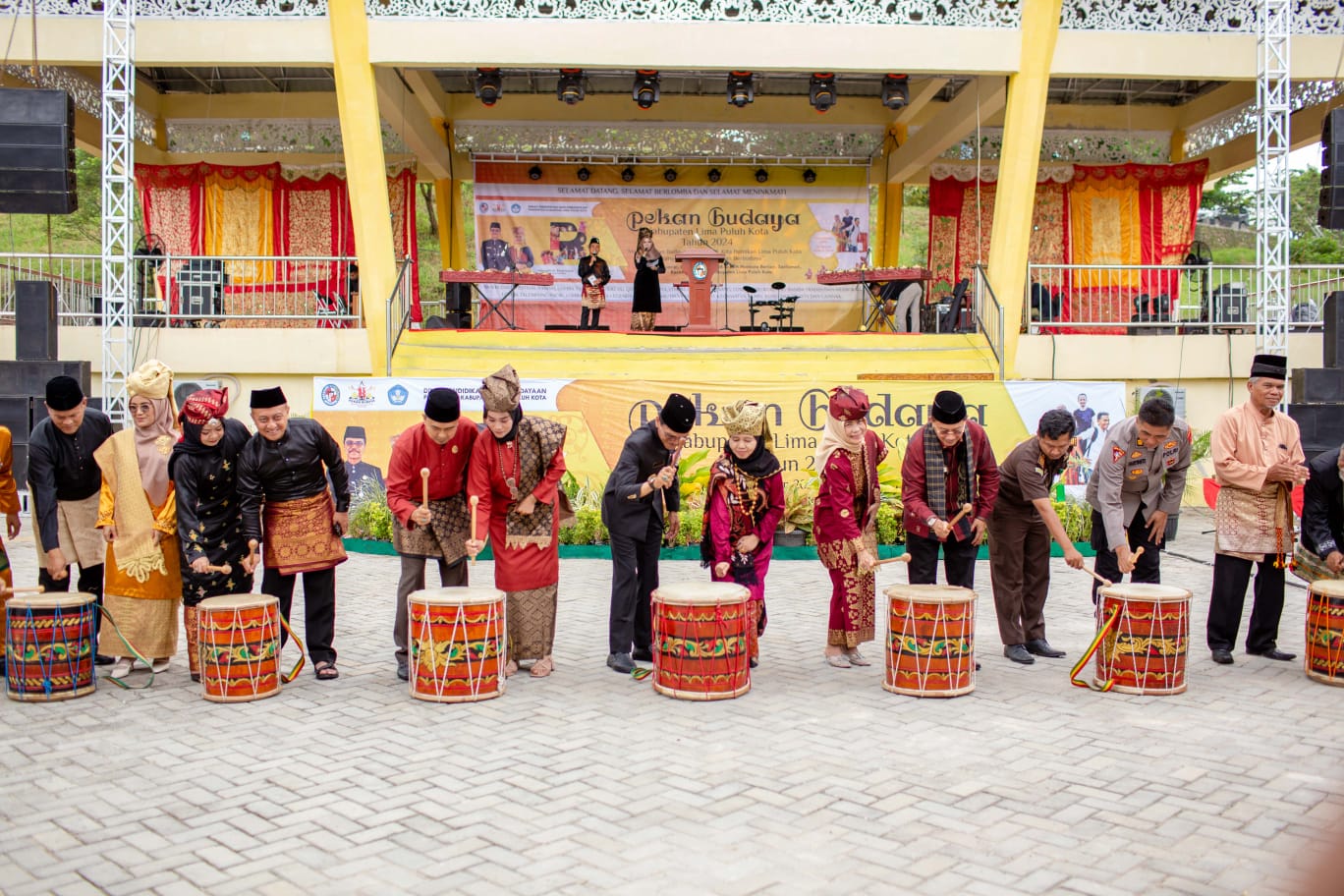 SEMARAK: Bupati Limapuluh Kota, Safaruddin Datuak Bandaro Rajo bersama Nevi Safaruddin dan Forkopimda saat pembukaan Pekan Budaya Limapuluh Kota, kemarin.(SIRUS FOTOGRAFER UNTUK PADEK)