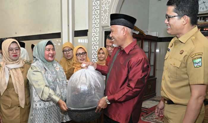 Gubernur Sumbar Mahyeldi menyalurkan bantuan BPJS Ketenagakerjaan, bibit ikan, dan peralatan untuk nelayan di Kabupaten Padangpariaman, Selasa (02/07/2024).
