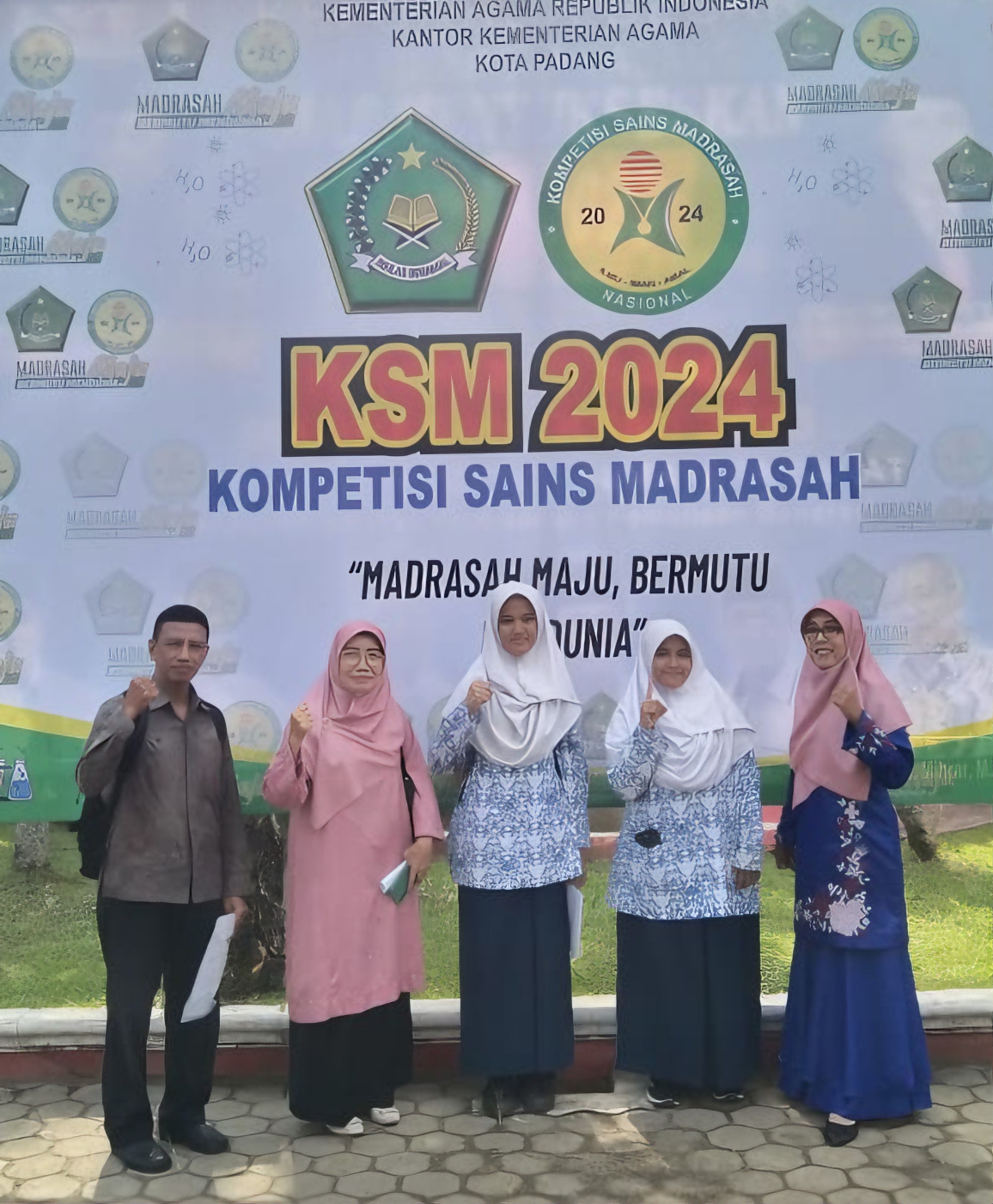 DUKUNGAN: Dua siswi MTsN 1 Kota Padang mendapat dukungan semangat dari para guru.(TIM LAMAN GURU)