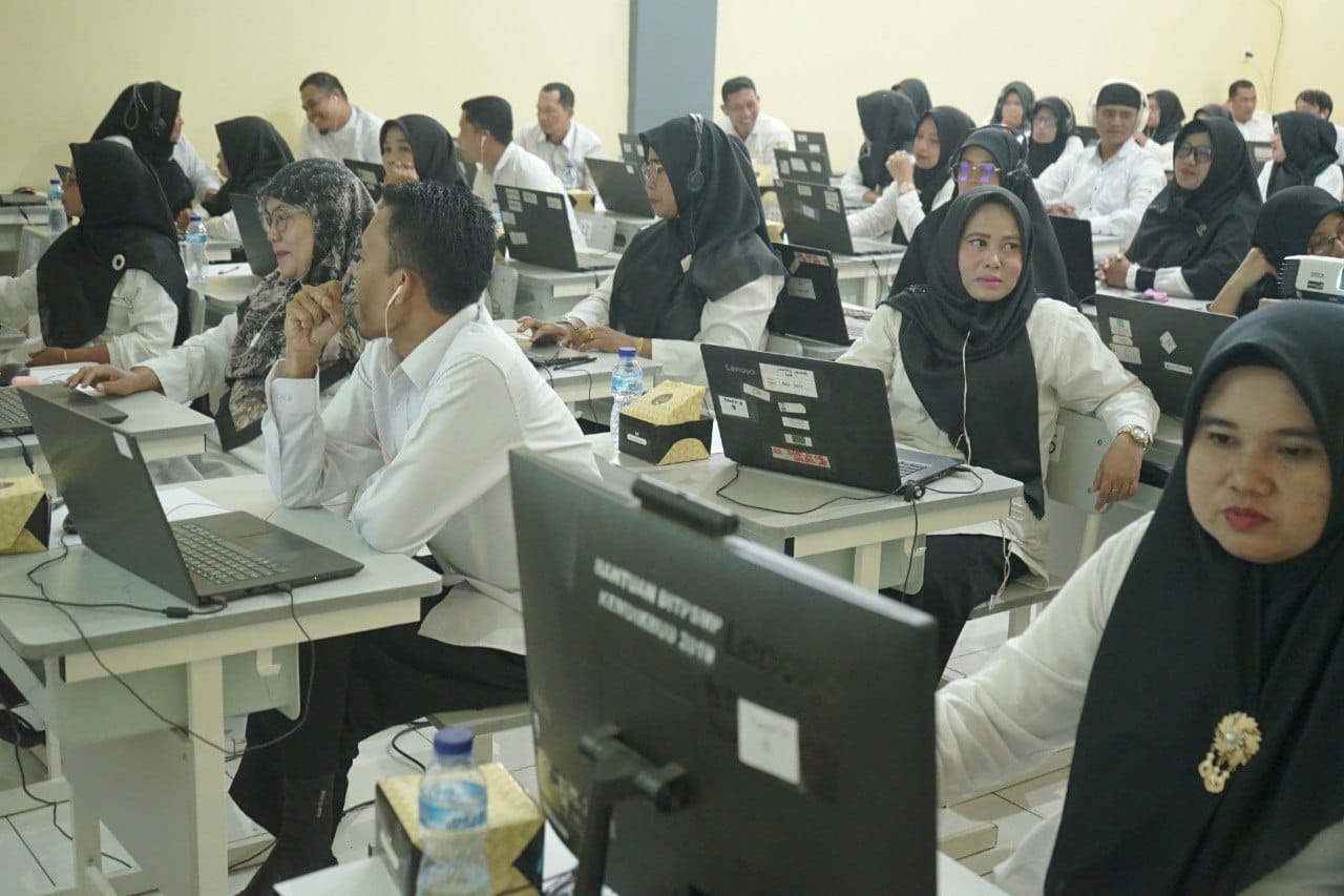 PENDIDIK: Ratusan tenaga guru di lingkungan Pemkab Solsel mengikuti asesmen pemetaan dan peningkatan kualitas SDM, kemarin.(ARDI/PADEK)
