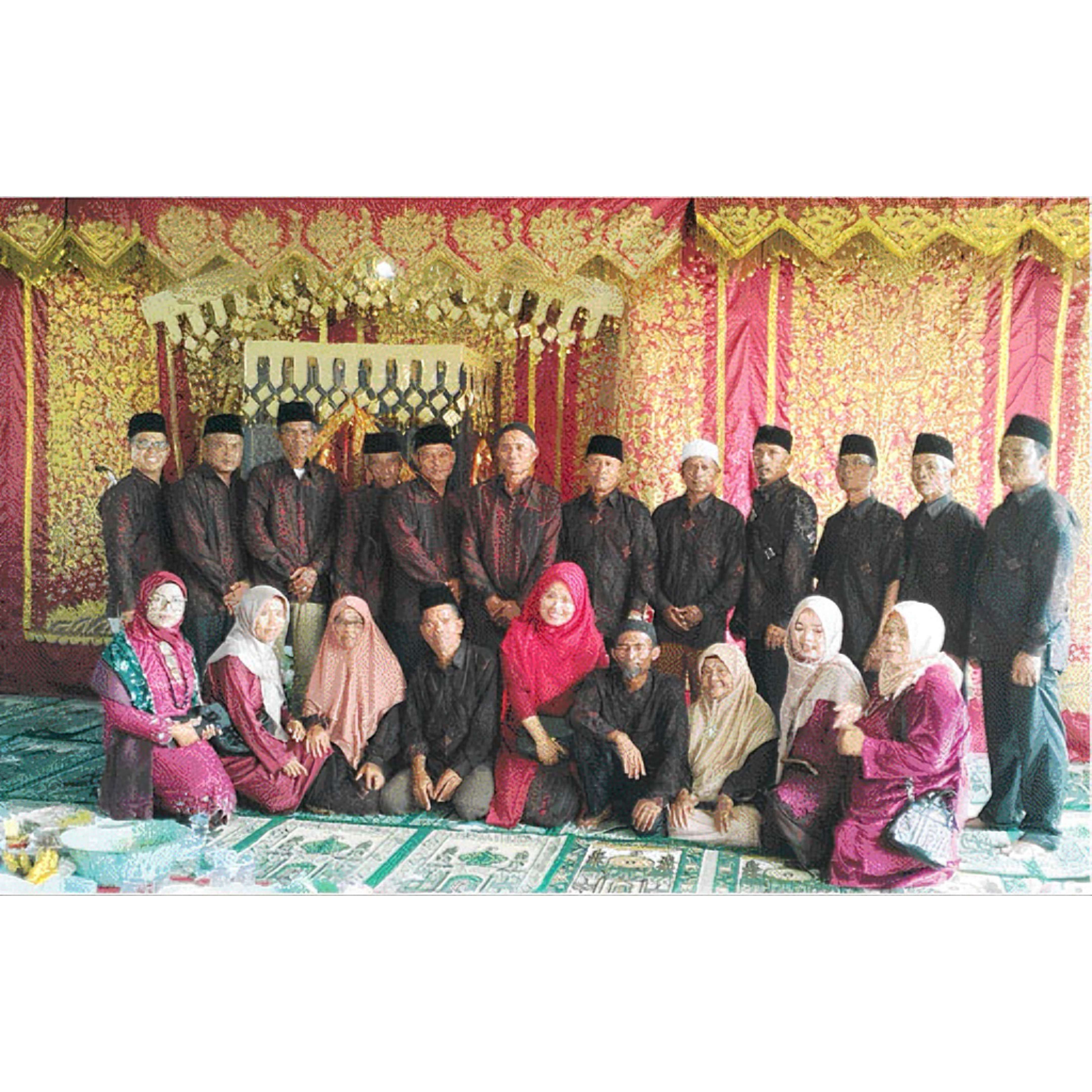 KOMPAK: Para guru mengaji dan panitia khatam Al-Quran terlihat akrab dan kompak.(TIM LAMAN GURU)