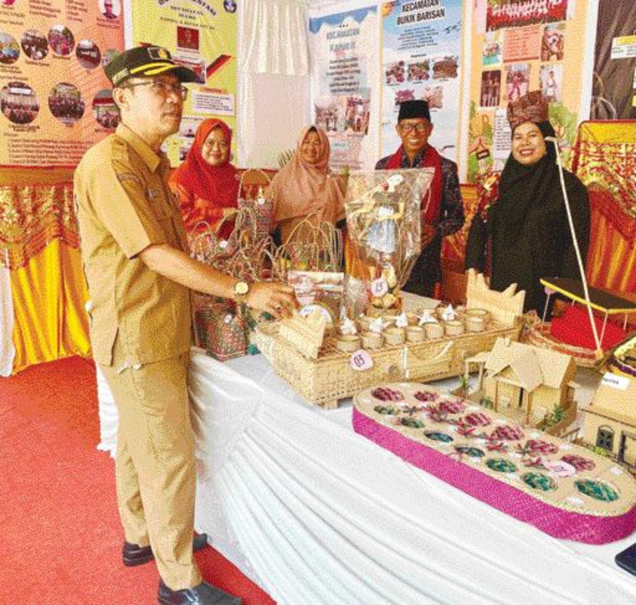 PUSAT KUNJUNGAN: Kepala Dinas Pendidikan dan Kebudayaan Kabupaten Limapuluh Kota Afri Efendi meninjau stan dinas di Pekan Budaya Limapuluh Kota, kemarin.(DARMAN/PADEK)