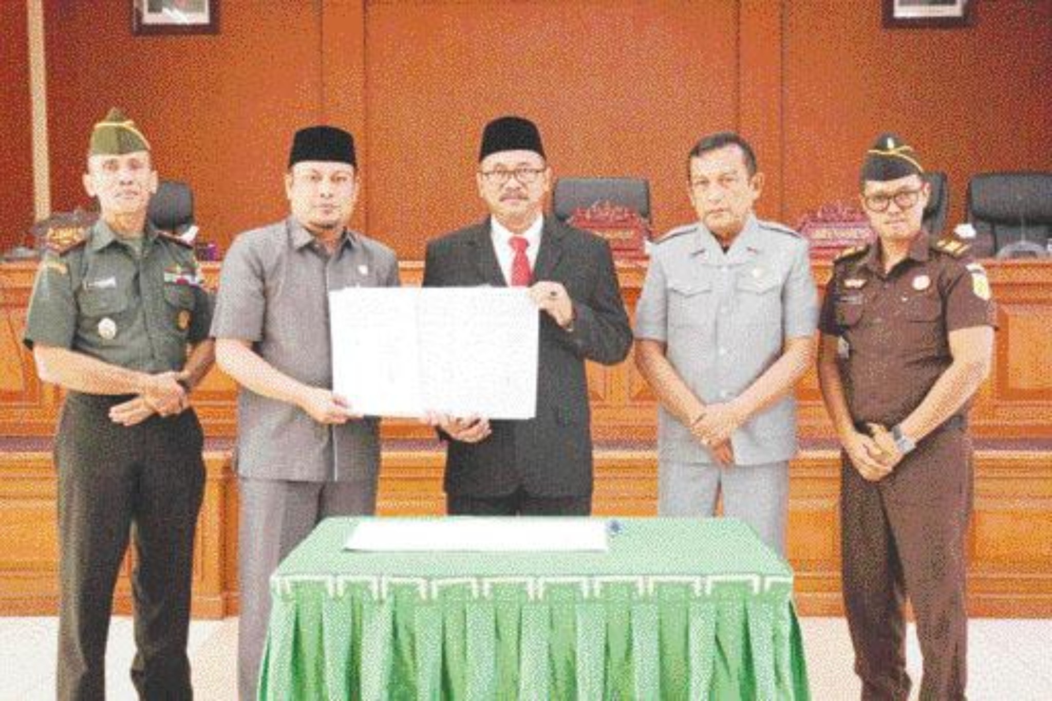 JADI PERDA: Pj Wako Payakumbuh Suprayitno bersama Ketua DPRD Kota Payakumbuh, Hamdi Agus saat penandatanganan persetujuan bersama dua Ranperda Kota Payakumbuh, Senin (1/7).(PEMKO PAYAKUMBUH FOR PADEK)
