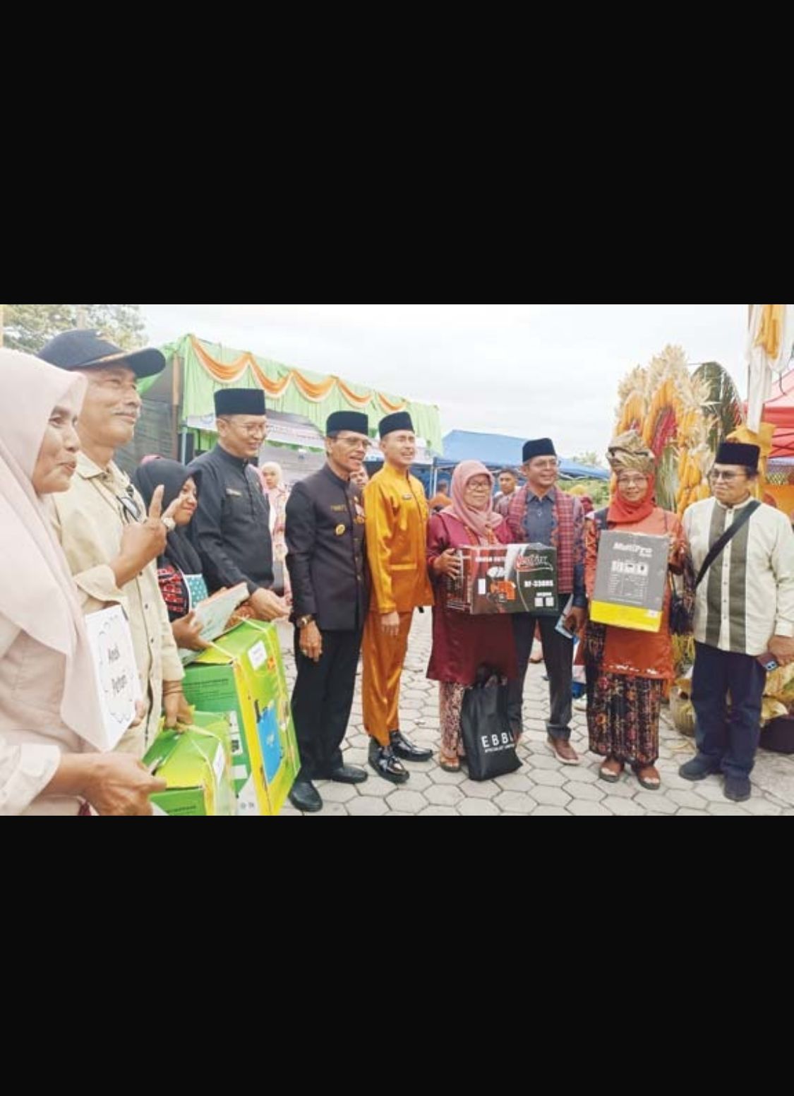 BANYAK RAGAM: Bupati Limapuluh Kota, Safaruddin Datuak Bandaro Rajo didampingi Asisten I,(HIDAYATI RINALDI UNTUK PADEK)