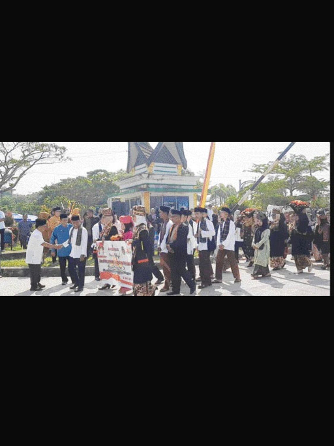 CURI PERHATIAN: Pelepasan Pawai Budaya di Pekan Budaya Limapuluh Kota, Rabu (3/7).(ALI HASAN UNTUK PADEK)