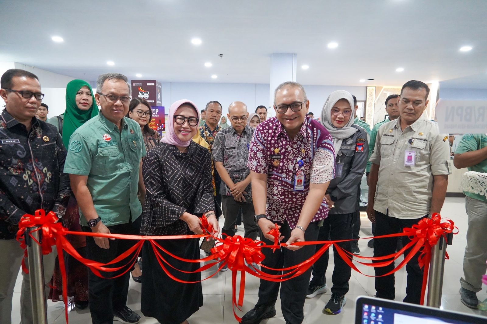 Pj Wako Padang Andree Algamar Kepala Kanwil BPN Sumbar Sri Puspita Dewi, Kepala BPN Padang Alim Bastian meresmikan Unit Layanan Pertanahan di MPP Padang, Kamis (4/7). (DOK PROKOPIM PADANG)