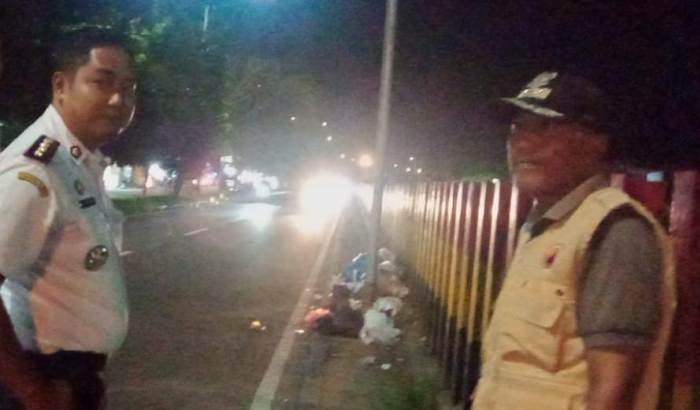 Camat Koto Tangah, Fizlan Setiawan bersama sejumlah personil, menyisir sejumlah ruas jalan di wilayah kerjanya untuk mengawasi pelaku pembuang sampah sembarangan, Rabu (3/7/2024) malam.