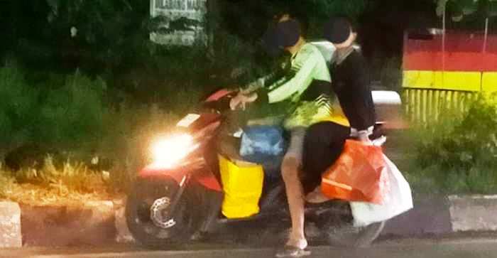 Pelaku pembuang sampah sembarangan menjadikan trotoar dan median jalan sebagai "TPS liar".