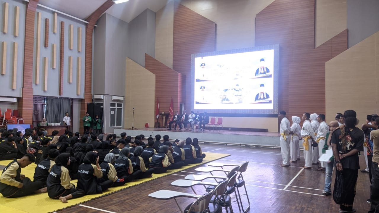 BERSAING: Para pesilat MTsN 1 Kota Payakumbuh saat jelang unjuk kebolehannya.(TIM LAMAN GURU)