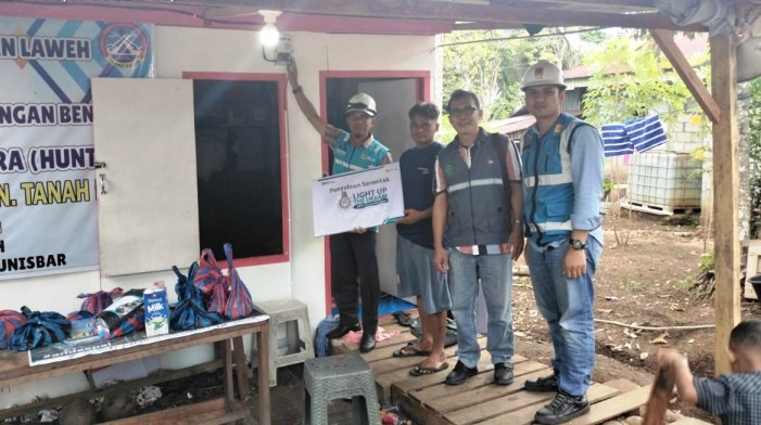 Sambung baru listrik gratis dalam Program Light Up The Dream (LUTD) pada 5 rumah hunian sementara (Huntara) di Nagari Rambatan Kabupaten Tanahdatar, Kamis (04/07).