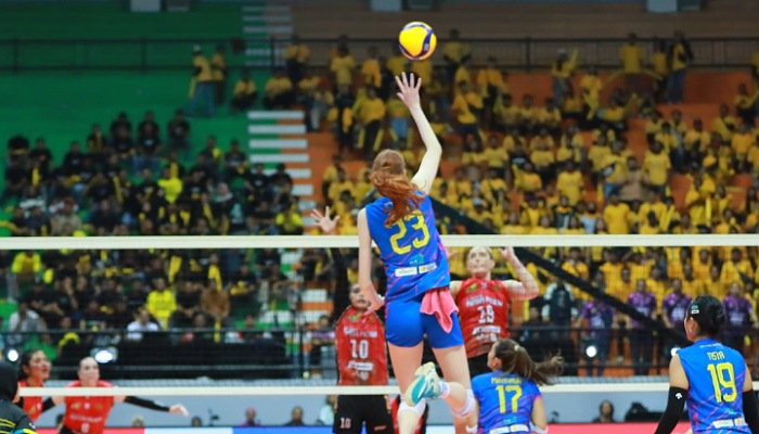 Pemain Jakarta Electric PLN Marina Markova melakukan smash ke pertahanan Jakarta Popsivo Polwan pada babak final four PLN Mobile Proliga 2024 di GOR Bung Tomo, Surabaya, Jawa Timur, Kamis (5/7).