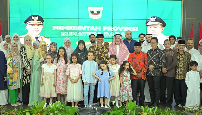 Sebanyak 58 orang keluarga besar keturunan Syekh Ahmad Khatib Al Minangkabawi, tiba di Sumatera Barat, Kamis (04/07/2024) malam.