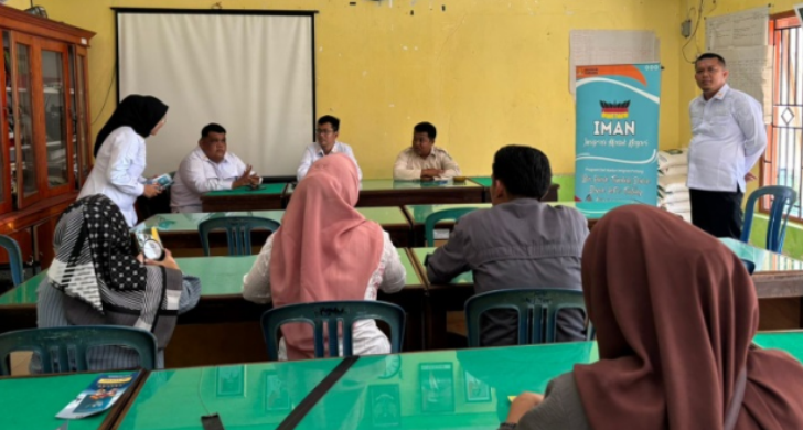 Petugas dari Kantor Imigrasi Kelas I TPI Padang memberi informasi tentang tatacara pembuatan paspor melalui aplikasi M-Paspor, Rabu (3/7/2024), di Kantor Nagari Ulakan, Padangpariaman.
