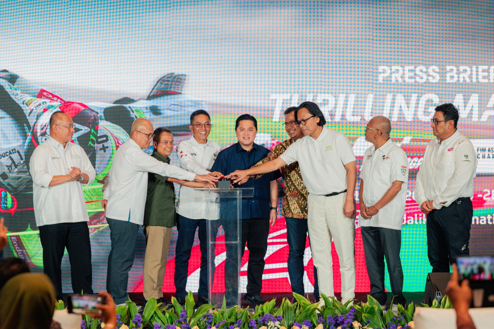 Menteri BUMN Erick Thohir bersama Dirut PT Aviasi Pariwisata Indonesia (InJourney) Dony Oskaria saat Media Briefing ARRC 2024 dan MotoGP 2024 di Jakarta, Jumat lalu (21/6/2024).