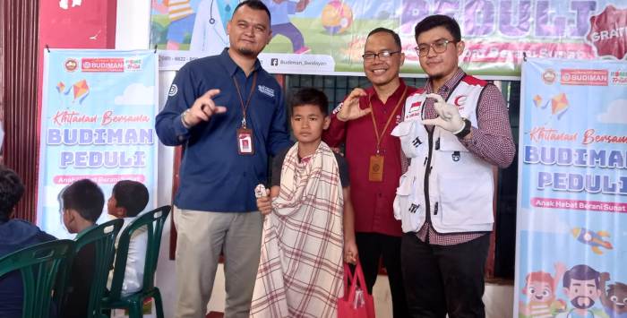 GM Operasional Budiman Swalayan Syukrinaldi Eka Putra, Ketua Budiman Peduli Mahendra, dan Kabid Humas BSMI Padang dr Dani Maulana Junia, bersama peserta khitanan, di Budiman Swalayan Bypass Padang.