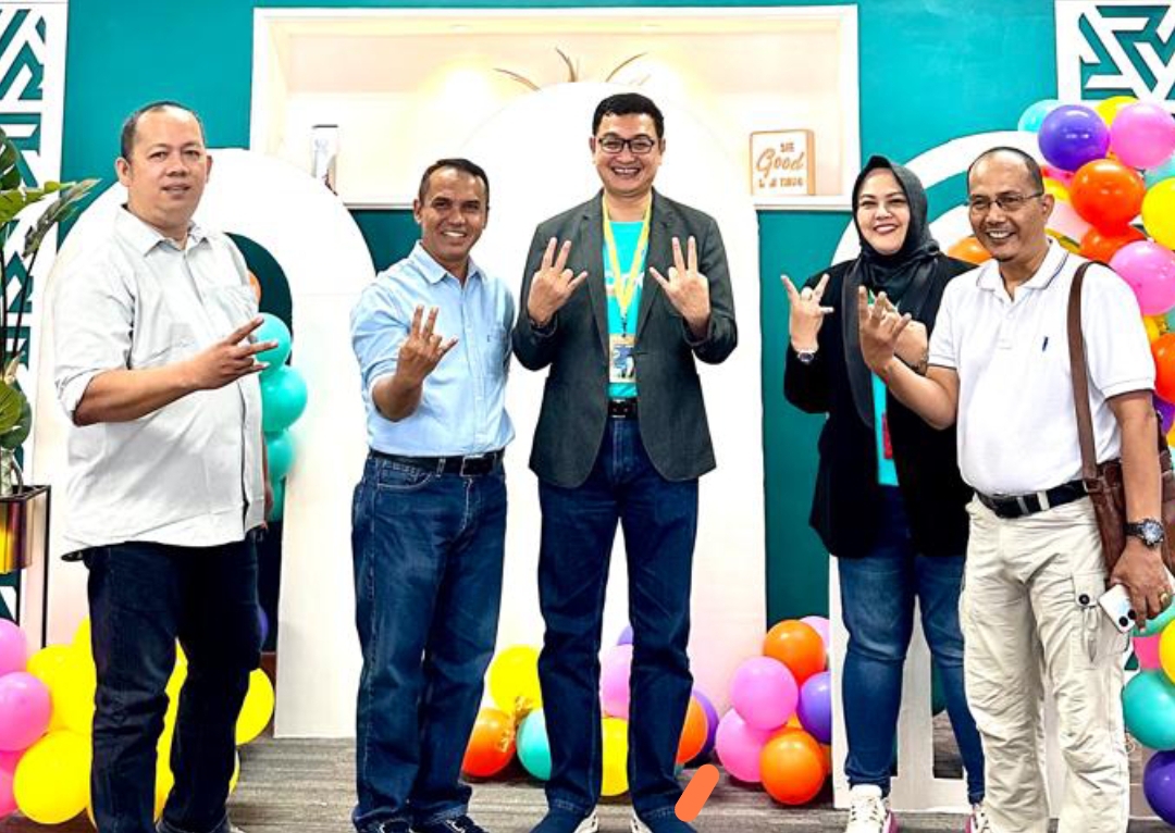 Dirut Padang Ekspres Mhd Nazir Fahmi dan jajaran bersama Risnaldi, Area Head BNI Wilayah 02 saat kunjungan HUT BNI. (Foto: Jefrimon)