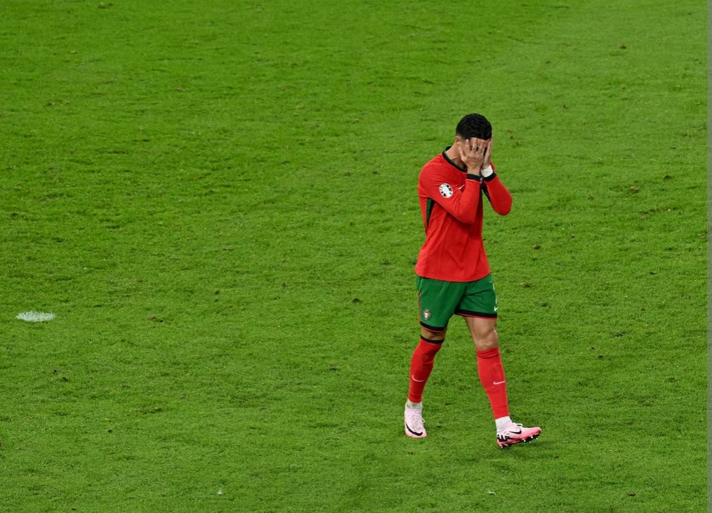Reaksi Cristiano Ronaldo setelah kekalahan adu penalti Timnas Portugal melawan Prancis. (Foto: Reuters)