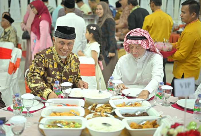 Gubernur Sumbar Mahyeldi saat jamuan makan malam bersama Ketua Delegasi Keturunan Syekh Ahmad Khatib Al Minangkabawi, Muhammad Fida Bahjat, di Istana Gubernur Sumbar, Kamis (4/7/2024).