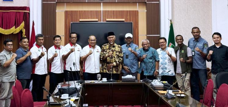 Pengurus KONI Sumbar foto bersama dengan Gubernur Sumbar Mahyeldi Ansharullah di Istana Gubernur Sumbar, Kamis (4/7/2024).