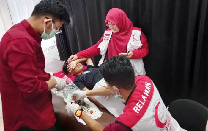 Ketua BSMI Sumbar dr Fitria Heny mengusap kepala anak yang sedang dikhitan, Sabtu (6/7/2024). Bersama Budiman Peduli, BSMI mengadakan khitanan massal di tiga kota; Padang, Bukittinggi, dan Payakumbuh.