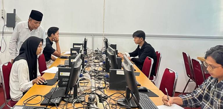 Tujuh calon mahasiswa Saga Saja mengikuti Seleksi Kompetensi Dasar (SKD) untuk bergabung di Politeknik PU Semarang, Sabtu (6/7).