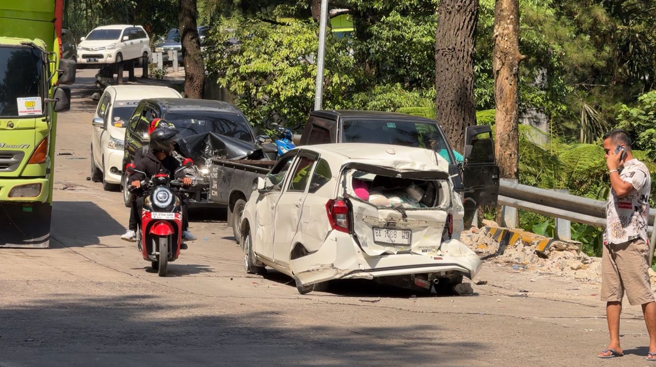 Sejumlah mobil yang terdampak tabrakan beruntun di Panorama 1 Sitinjau Lauik, Kecamatan Lubuk Kilangan, Kota Padang, Minggu siang (7/7/2024).  (Foto: Satlantas Polresta Padang)