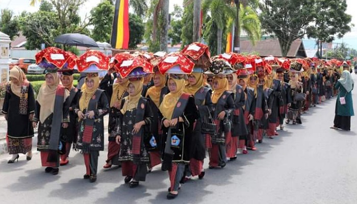 Kegiatan makan bajamba diawali dengan arak-arakan Bundo Kanduang se-Kota Pariaman yang membawa jamba menuju Balairung, Minggu (7/7)