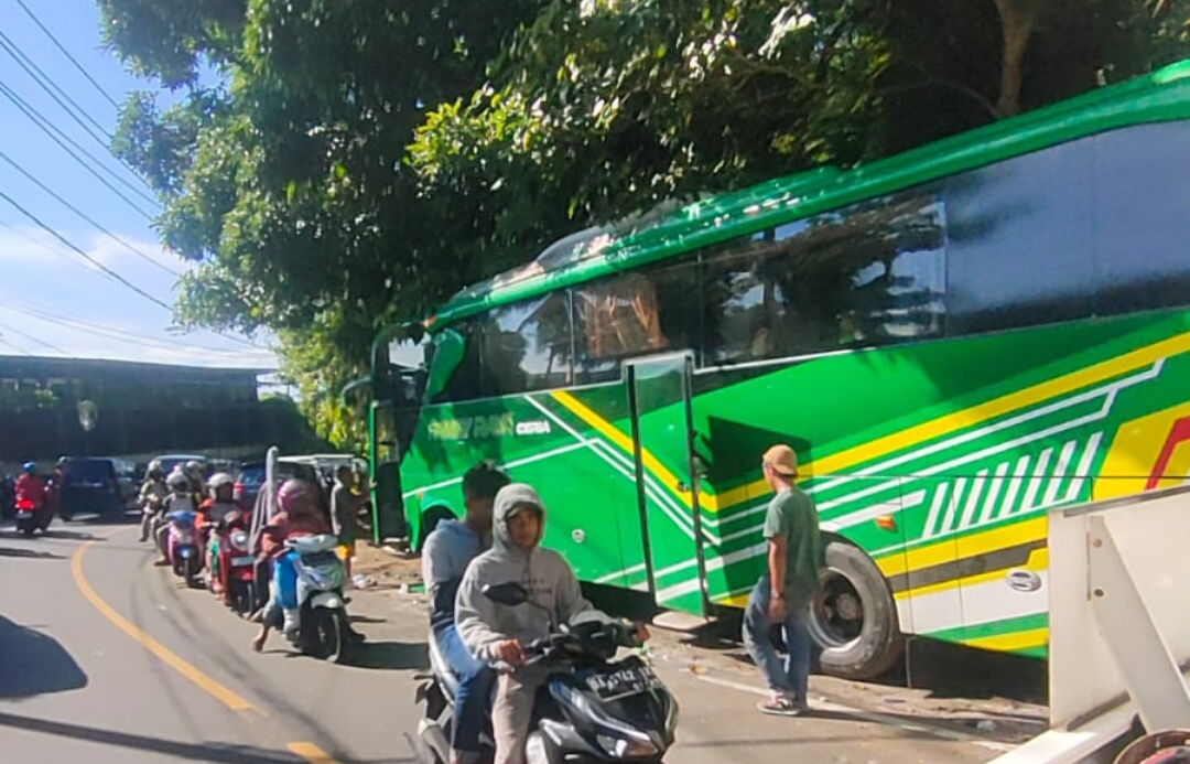 Bus Family Raya Ceria BH 7066 FU yang tabrakan dengan minibus Toyota Kijang Innova BA-1788-GS. (Foto: Satlantas Polresta Padang)