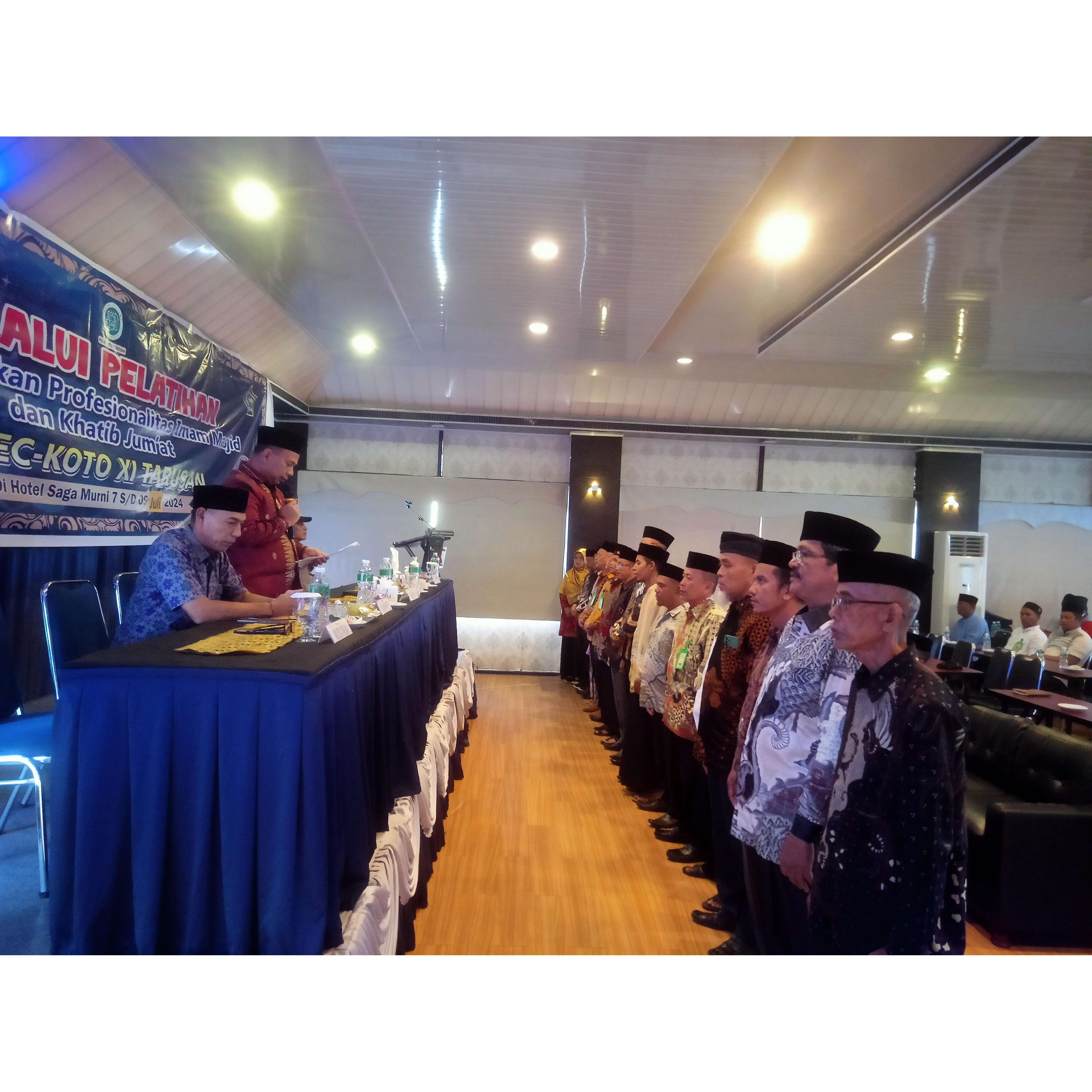 PELANTIKAN: Sekretaris MUI Pesisir Selatan, Hirdamli didampingi Kabag Kesra Andi Syafinal melantik dan mengukuhkan Pengurus MUI Kecamatan Koto XI Tarusan, kemarin. (YONI SYAFRIZAL/PADEK)