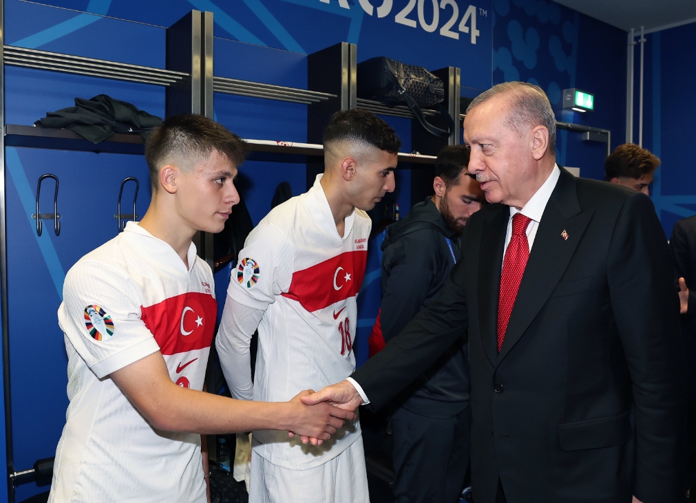 Presiden Turki Recep Tayyip Erdogan mengunjungi ruang ganti pemain Turki usai laga melawan Belanda. (Foto: Zhurnal)