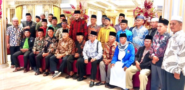 Ketua Gebu Minang Sumbar Fadly Amran bersama Angkatan Muda Siliwangi (AMS) di UPTD BKOM dan Pelkes Sumbar.