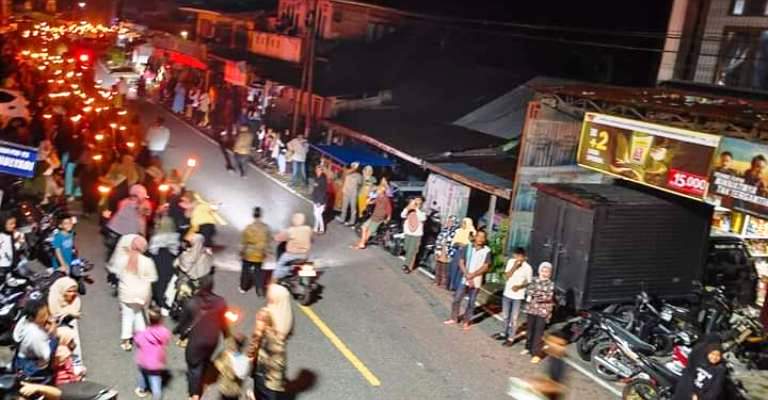 Warga Nagari Pasia Laweh, Kecamatan Palupuh, Kabupaten Agam, tumpah ruah ke jalan raya saat Pawai takruf memperingati Tahun Baru Islam, 1 Muharram 1446 H.